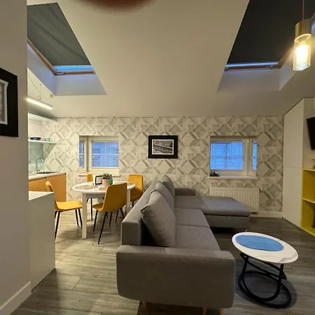 Balcony Bliss Main Square Loft Daire *