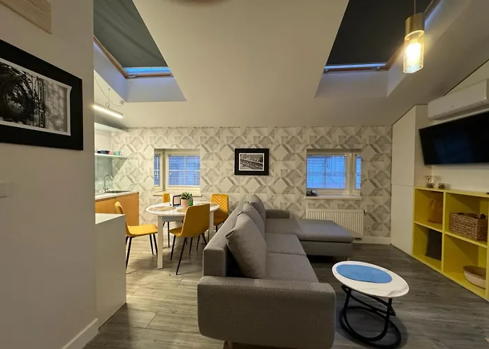 Balcony Bliss Main Square Loft Daire *