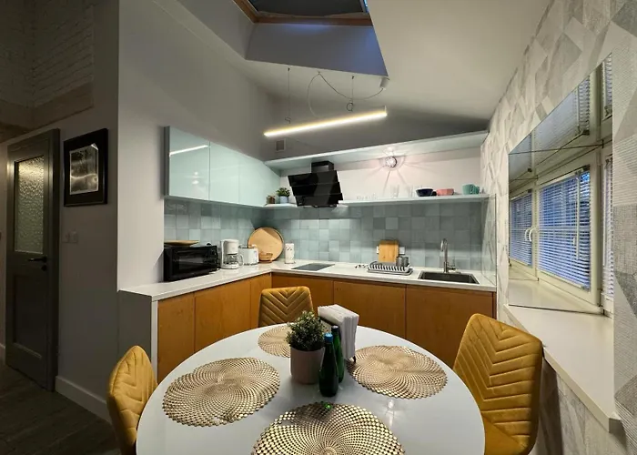 Balcony Bliss Main Square Loft Daire *