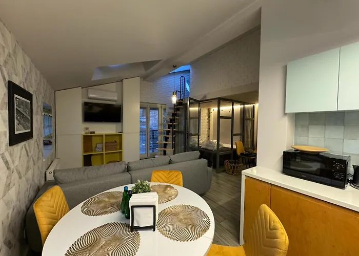 Balcony Bliss Main Square Loft شقة